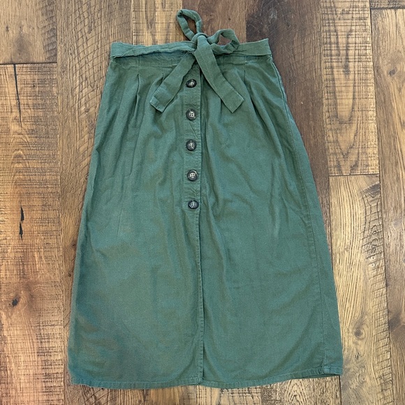 Cali1850 Dresses & Skirts - Elegant Button-Front Midi Skirt in Forest Green